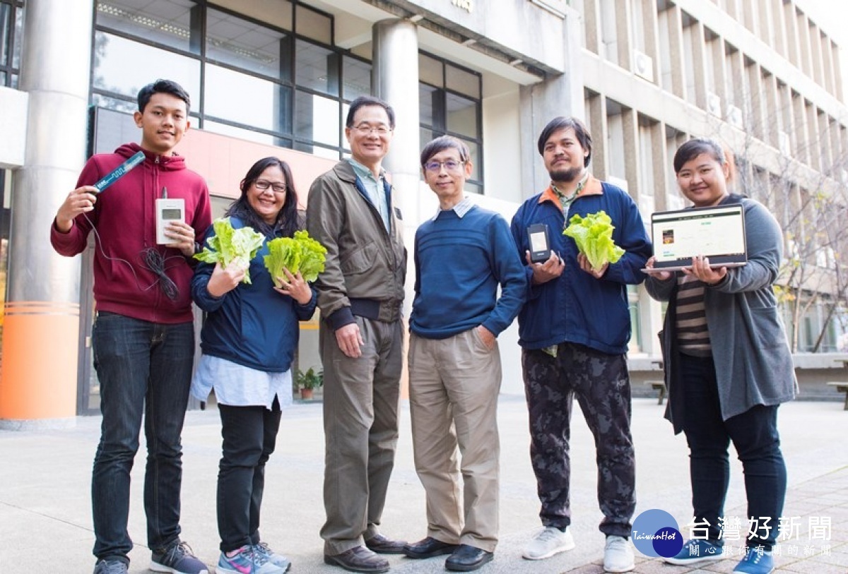 中原大學電子系鍾文耀(右三)與應數系吳建華(左三)等人運用物聯網科技推動智慧農業。