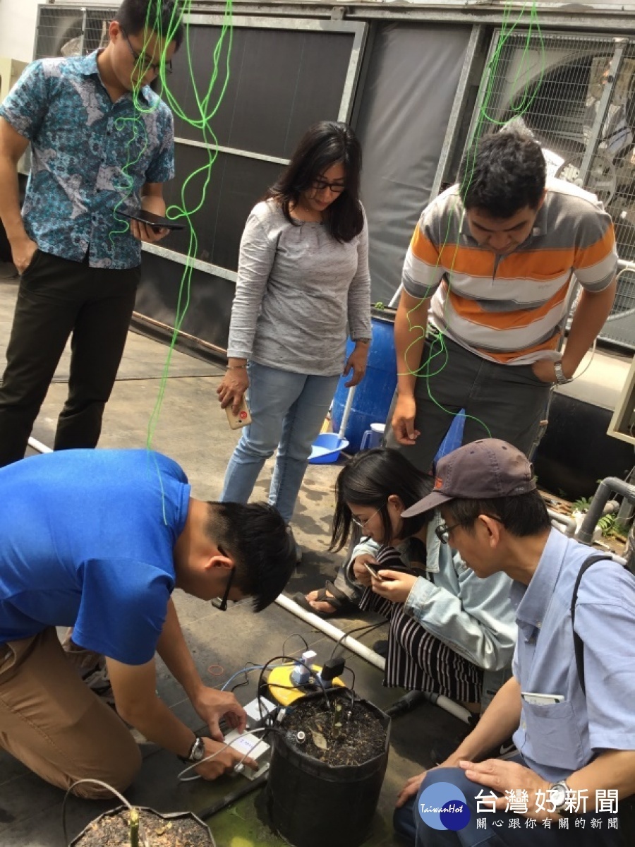 中原大學電子系鍾文耀老師(右一)協助印尼示範農場進行監控平台安裝及測試。