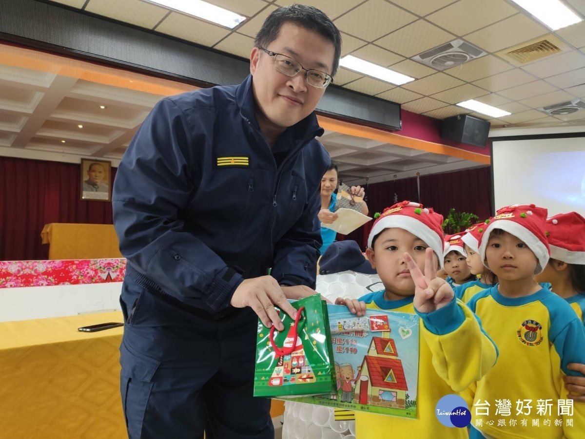 分局長李建民也提供多份精美小禮物有獎徵答