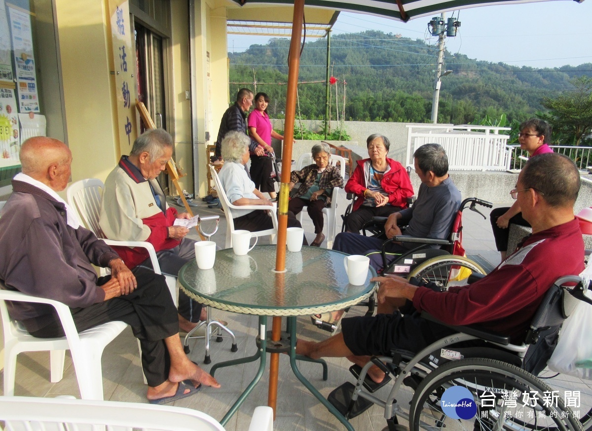 長輩們在寬敞的空間喝下午茶，享受日光浴。