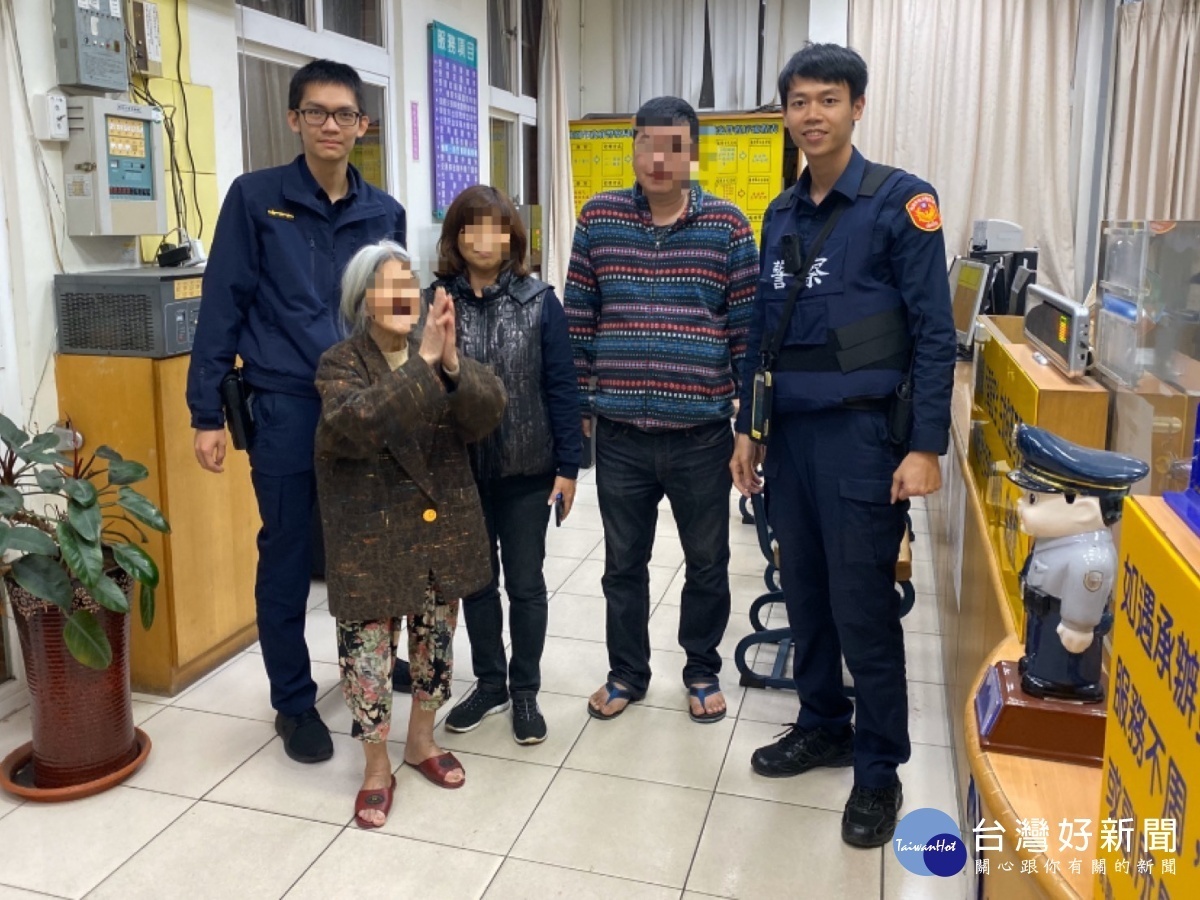 固執阿嬤走錯路,暖警協助返家。