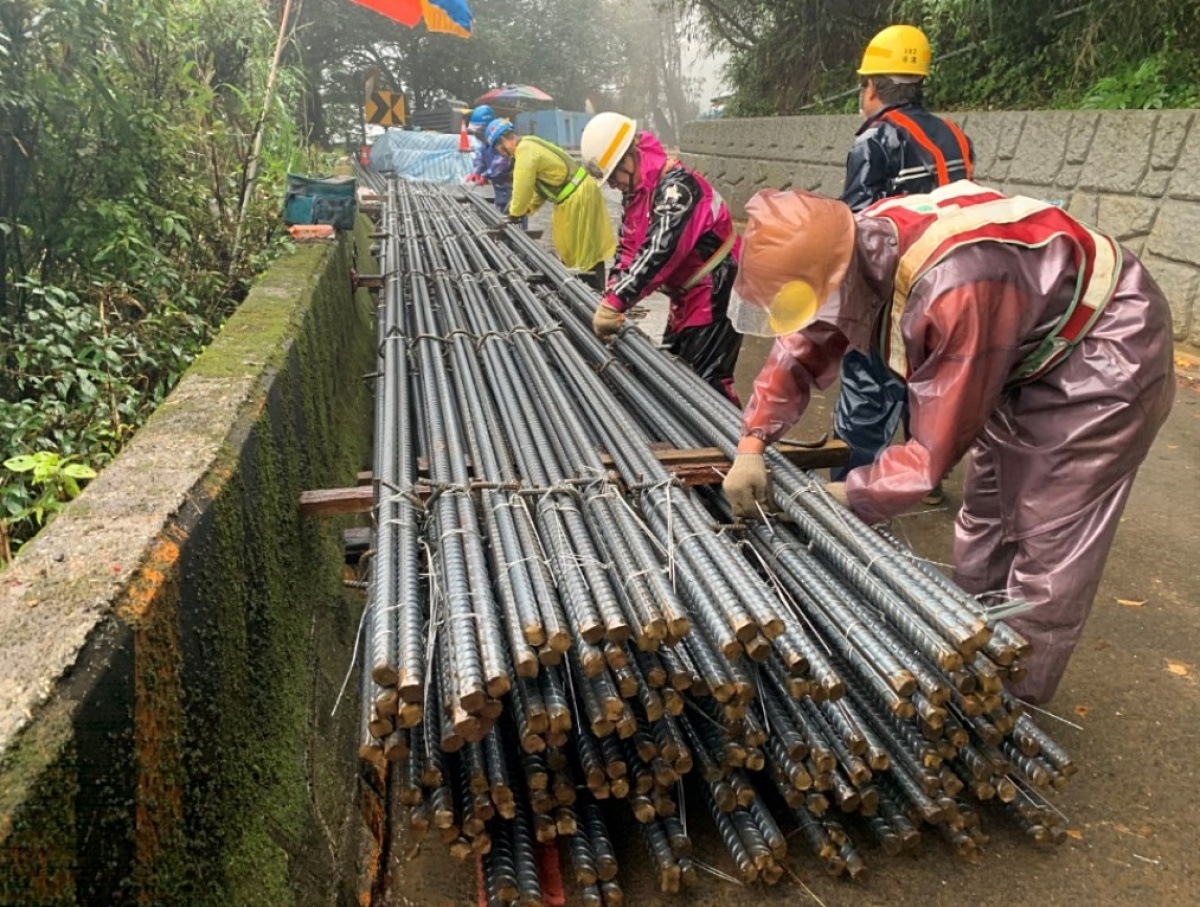 巴拉卡公路於12月6日發生上邊坡坍方致道路中斷,北市府工務局新工處緊急調派機具進場並於12月7日即搶通道路,惟考量上下邊坡與路基仍不穩定,基於安全目前僅開放緊急救災及公務車輛通行,預計2020年1月31日前趕工完成可開放通車。(圖/北市府工務局新建工程處)