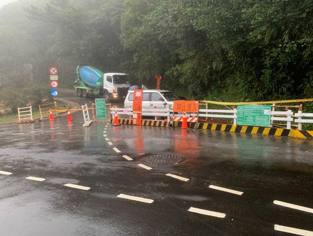 巴拉卡公路於12月6日發生上邊坡坍方致道路中斷,北市府工務局新工處緊急調派機具進場並於12月7日即搶通道路,惟考量上下邊坡與路基仍不穩定,基於安全目前僅開放緊急救災及公務車輛通行,預計2020年1月31日前趕工完成可開放通車。(圖/北市府工務局新建工程處)