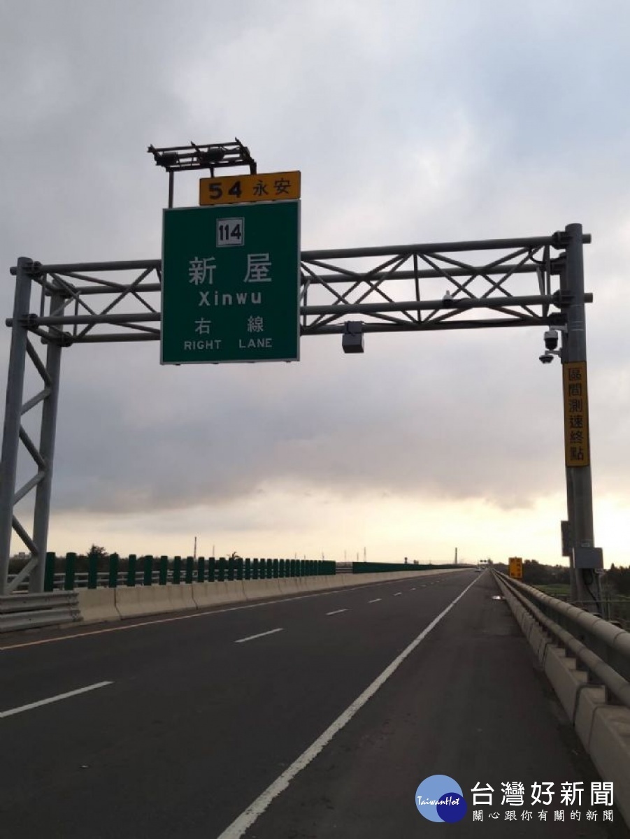 台61線西濱快速道路區間測速，桃園市警方將於1月1日起，正式對違規超速車輛開罰。