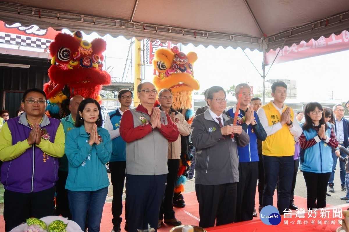 桃園市長鄭文燦於蘆竹六股埤塘生態公園動土開工典禮中，焚香祝禱工程平安順利。