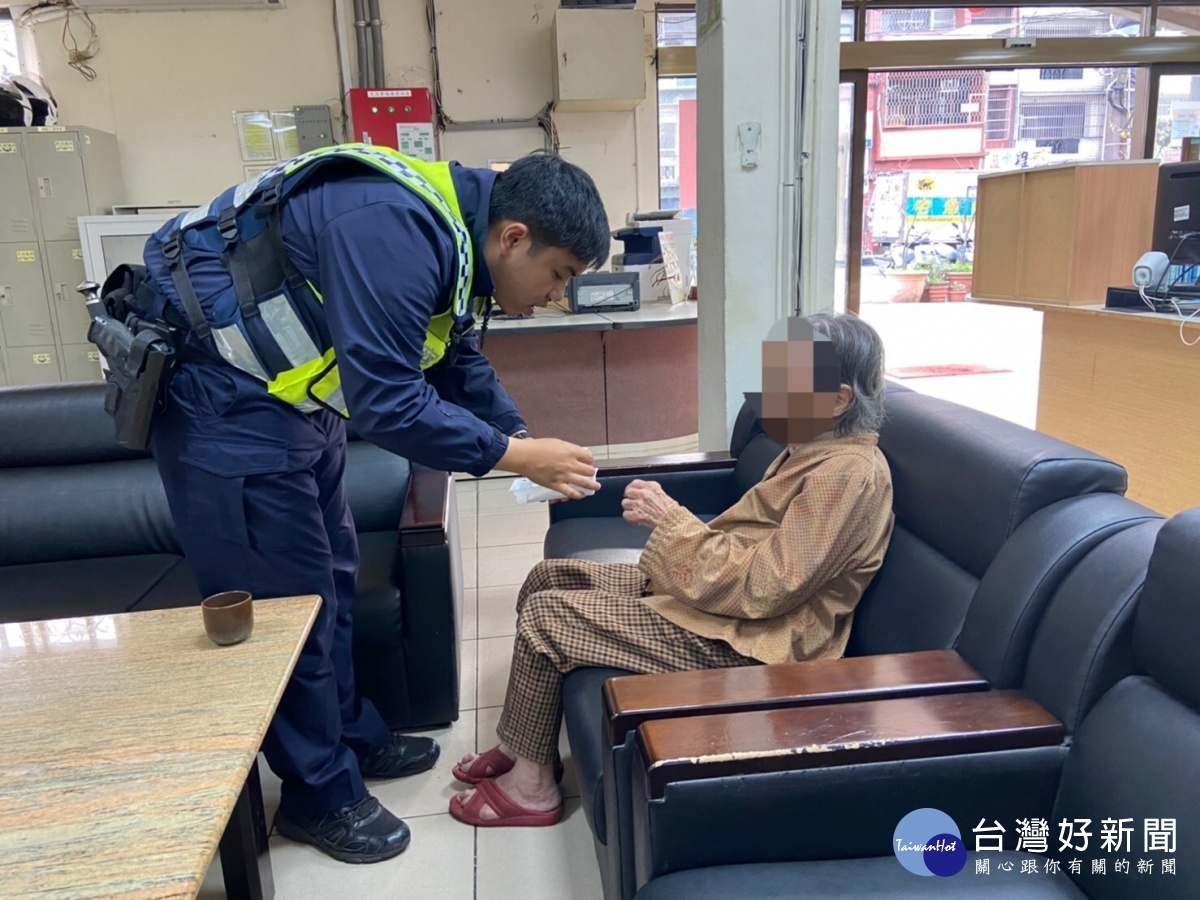 97歲老婦思親外出迷途，平鎮警協助返家。