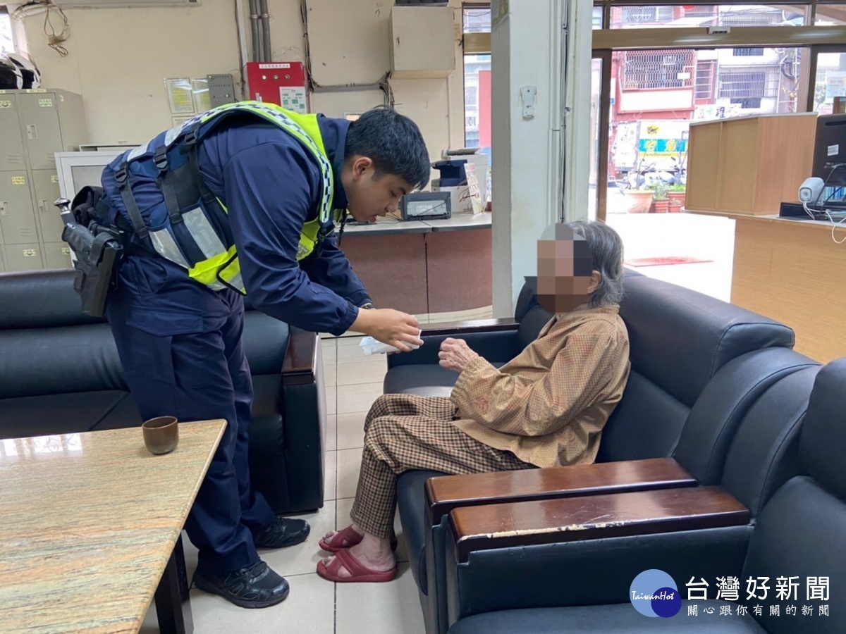 97歲老婦思親外出迷途,平鎮警協助返家。