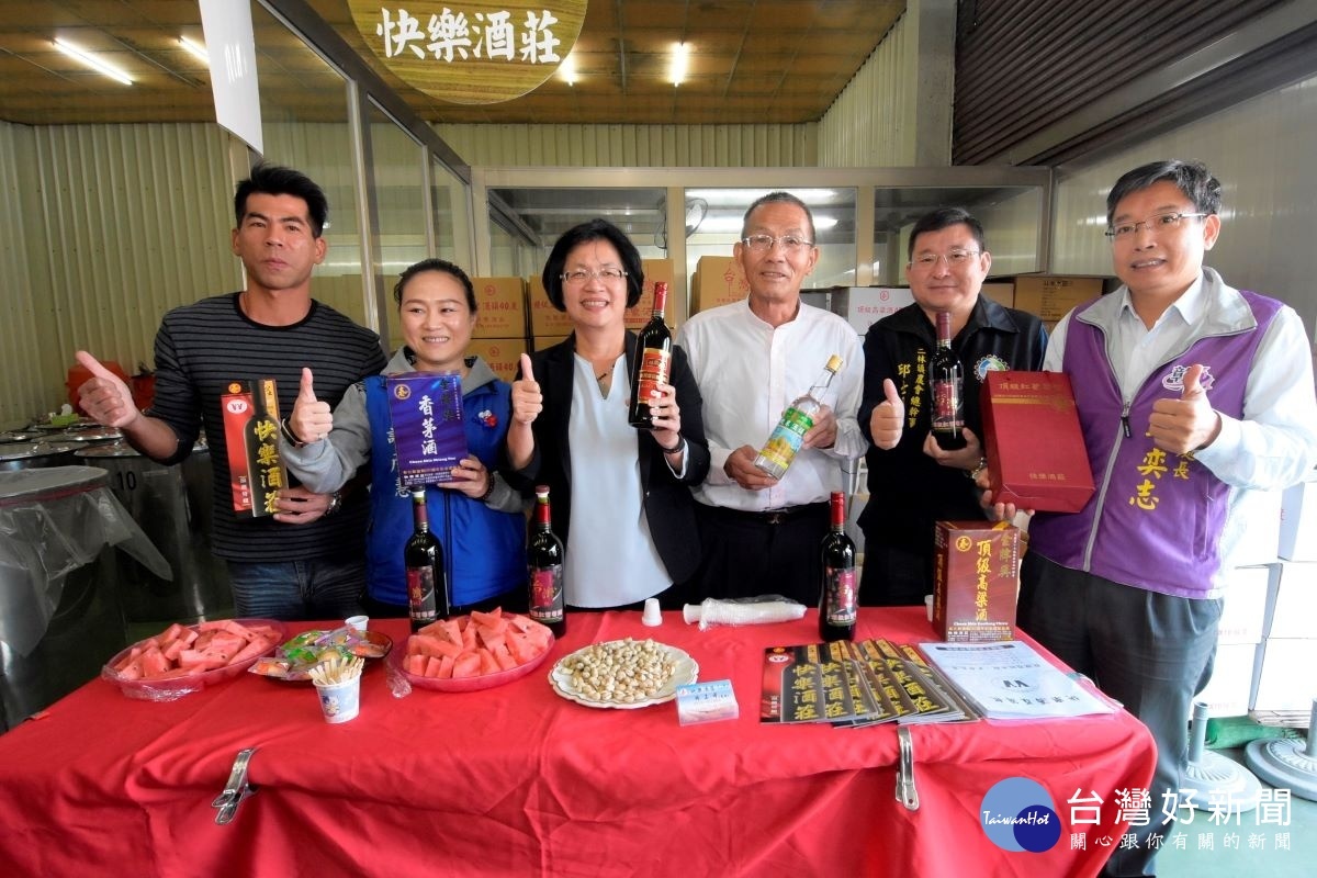 支持農友行銷農產，縣長參訪二林快樂酒莊。