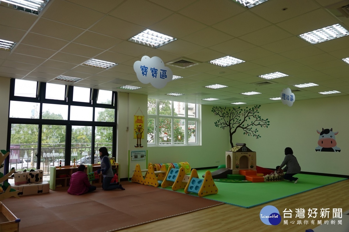 楊梅區公所為行銷與宣傳親子館暨市民活動中心,特別於歲末之際舉辦親子藝術嘉年華活動。