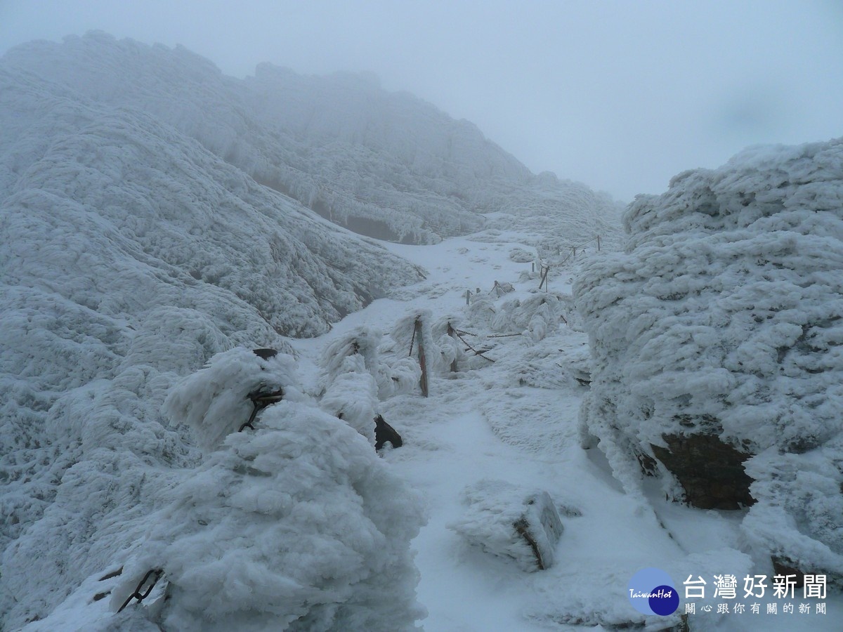 玉山主峰鐵鍊區積雪實況-玉管處提供