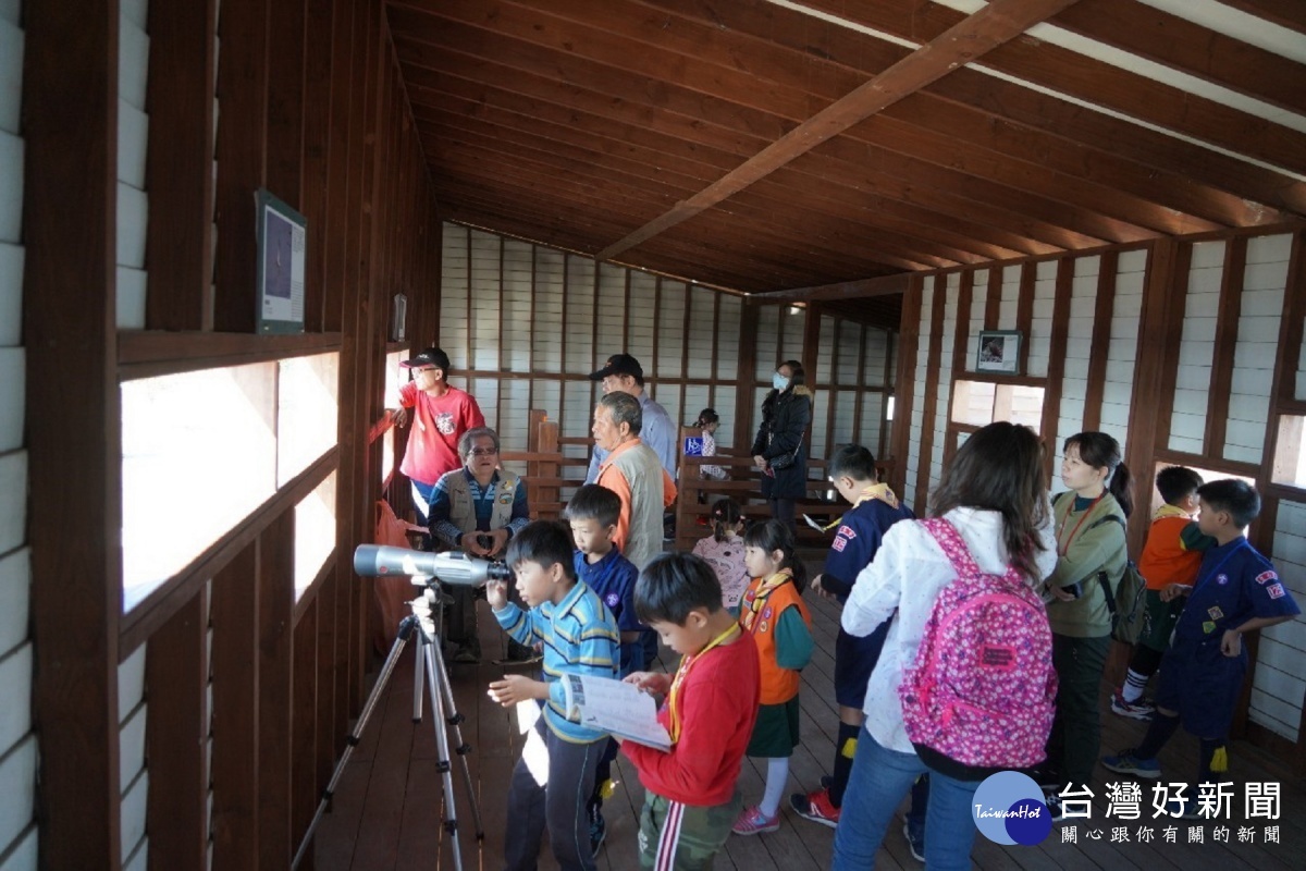 雲嘉南管理處即日起在七股頂山賞鳥亭架設望遠鏡讓遊客觀賞黑面琵鷺。