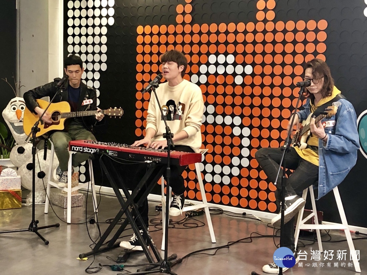 蝦皮直播準備聖誕曲關鍵字即興創作挑戰,宇宙人秒選「張立東」與「噁心」即興歌曲,逗得全場捧腹大笑。