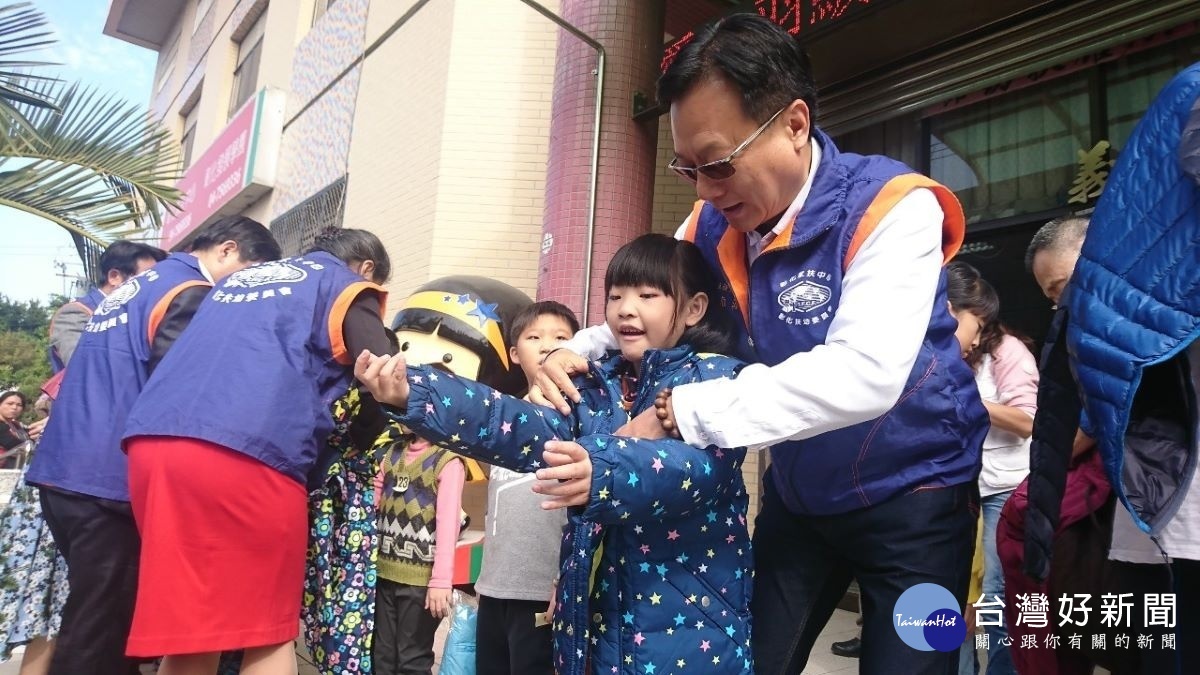 小朋友眼中的卓叔叔貼心為家扶兒挑選亮麗外套並未他們穿上。