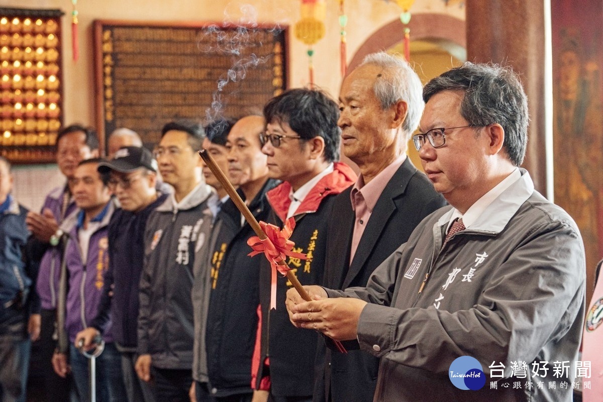 桃園市長鄭文燦和立法委員趙正宇等於永安宮中上香祈福工程順利平安。