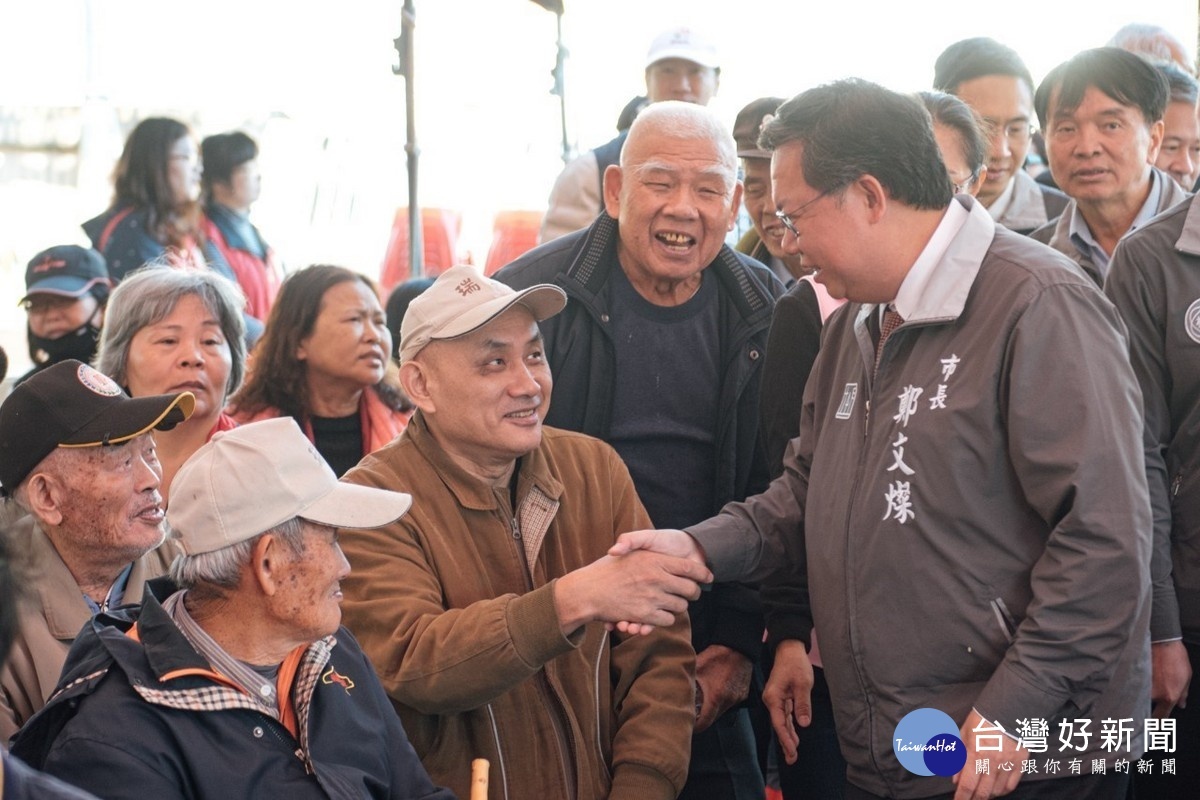 桃園市長鄭文燦於「增設國道3號大鶯豐德交流道」計畫說明會中和民眾互動熱絡。