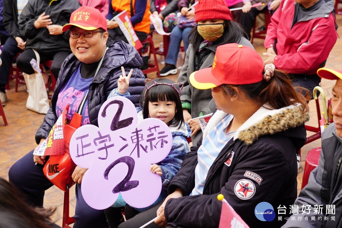 跟著家長參加立法委員趙正宇中壢競選服務處成立大會,小妹妹拿著趙正宇的牌子比出2號手勢模樣十分可愛。
