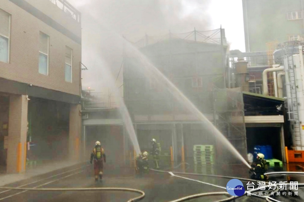 桃園市蘆竹區海湖東路一處4層樓化學工廠驚傳火警，消防人員奮力進行搶救。