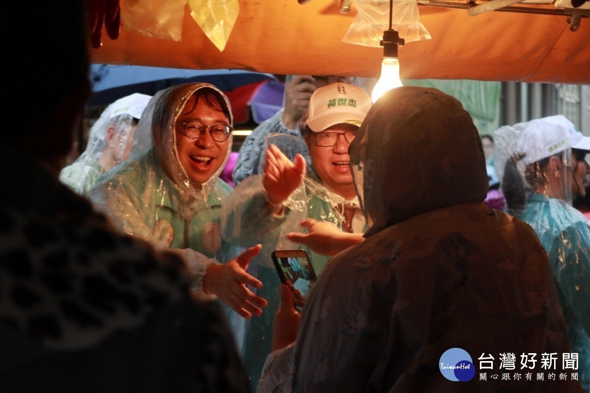 桃園市長鄭文燦陪同立法委員候選人黃世杰，風雨無阻地前往楊梅市場掃街，一同拉抬聲勢、懇託鄉親支持。