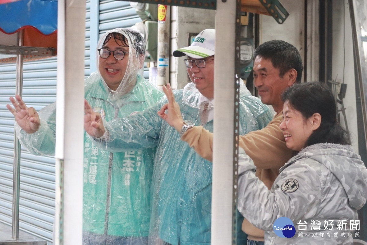 桃園市長鄭文燦陪同立法委員候選人黃世杰，風雨無阻地前往楊梅市場掃街，一同拉抬聲勢、懇託鄉親支持。