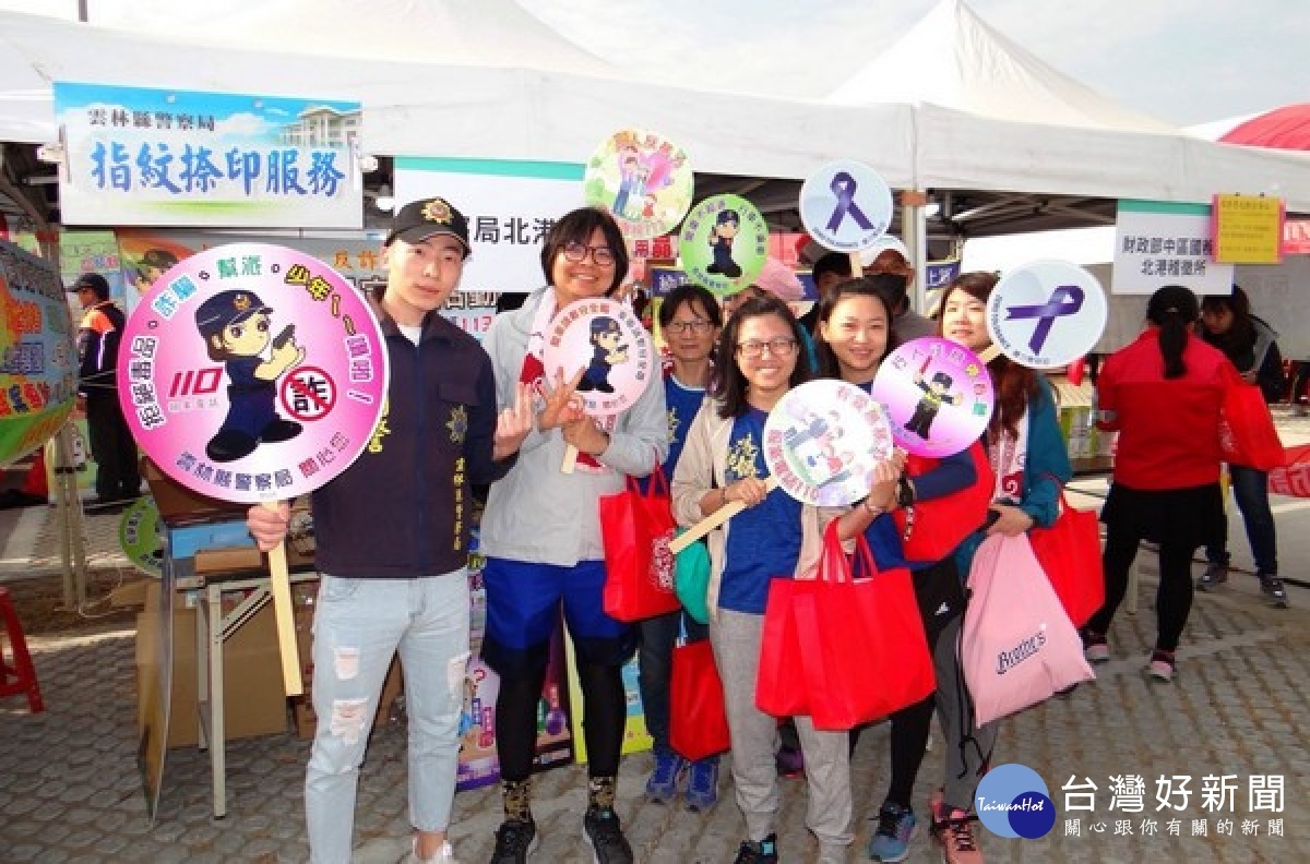 北港媽祖盃全國馬拉松於百年牛墟鳴槍起跑,警方除協助賽程進行交管外,亦辦理反賄選、反毒詐及防制酒駕等交通安全宣導。