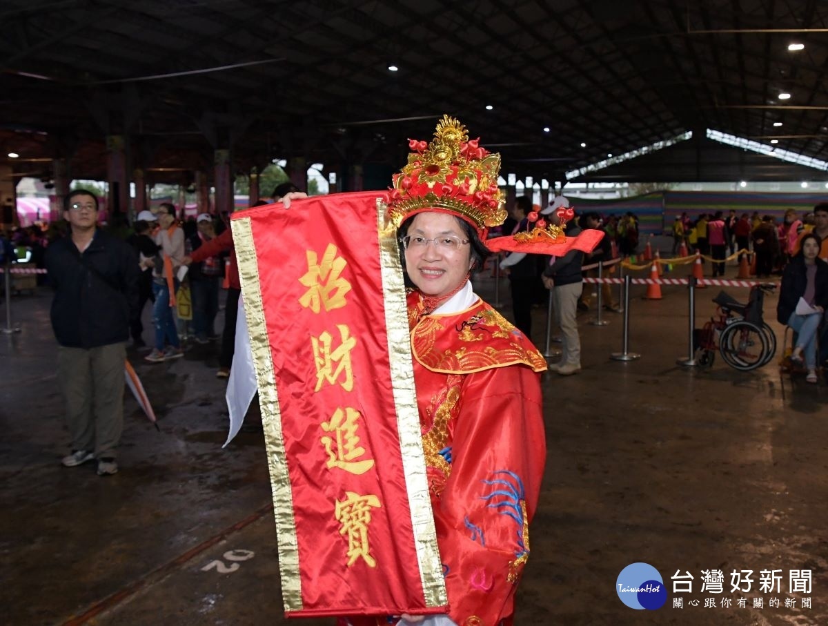 王惠美縣長晚間扮演財神，祝福所有鄉親。