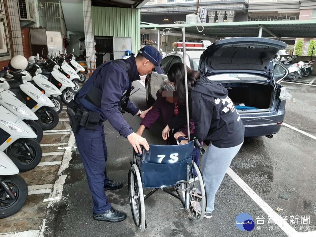 一名外籍看護推著老婦外出受困，路過的員警及時發現，護送老婦平安返家。