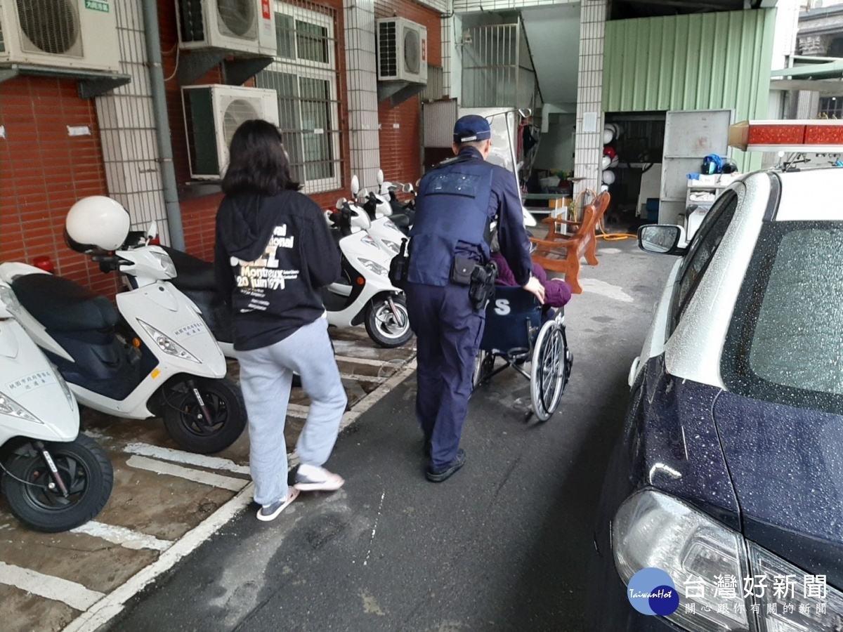 一名外籍看護推著老婦外出受困,路過的員警及時發現,護送老婦平安返家。
