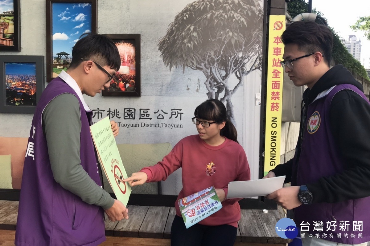 桃園市公車站候車亭全面禁菸,衛生局稽查人員加強巡查並強力宣導。