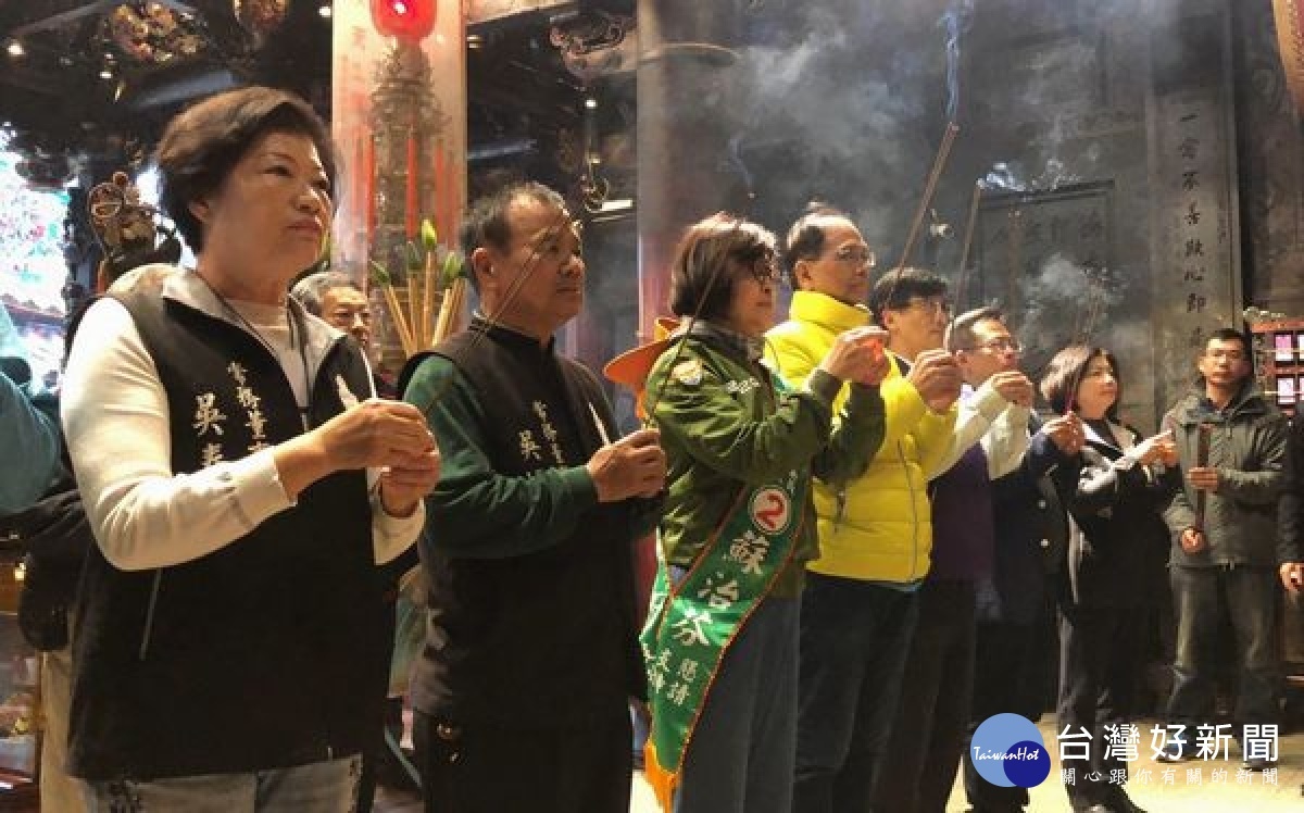 「台灣水牛伯」前行政院長游錫堃陪同立委候選人蘇治芬掃街拜票,並在縣議員蔡岳儒等人陪同下,前往朝天宮參拜媽祖,祈求國泰民安。