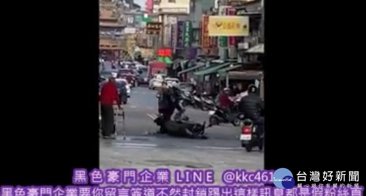 網路流傳北港兩名男子鬥毆的影片,警方積極調閱相關影像及訪查店家,通知2人到案說明,雖互不提告,但仍依社維法函送偵辦,盼有效維護社會之祥和。