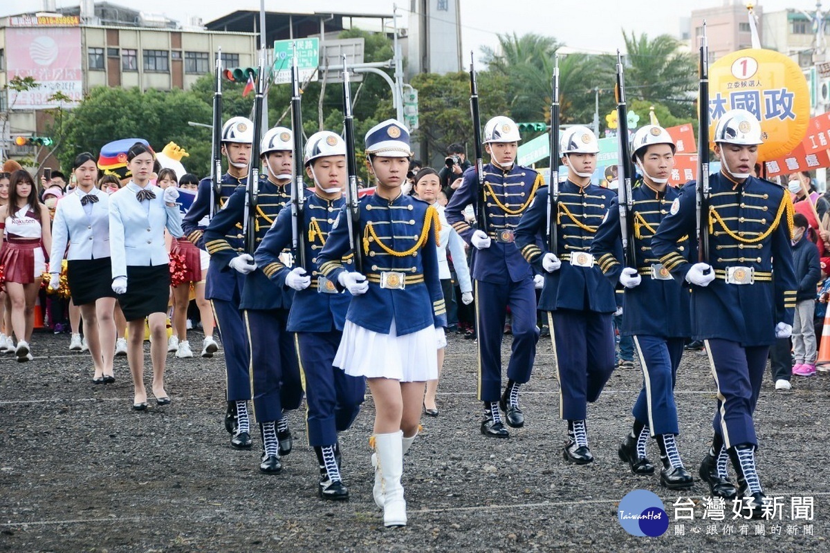 「桃園市109年元旦升旗暨全民健走活動」中,新興高中儀隊護送國旗進場。