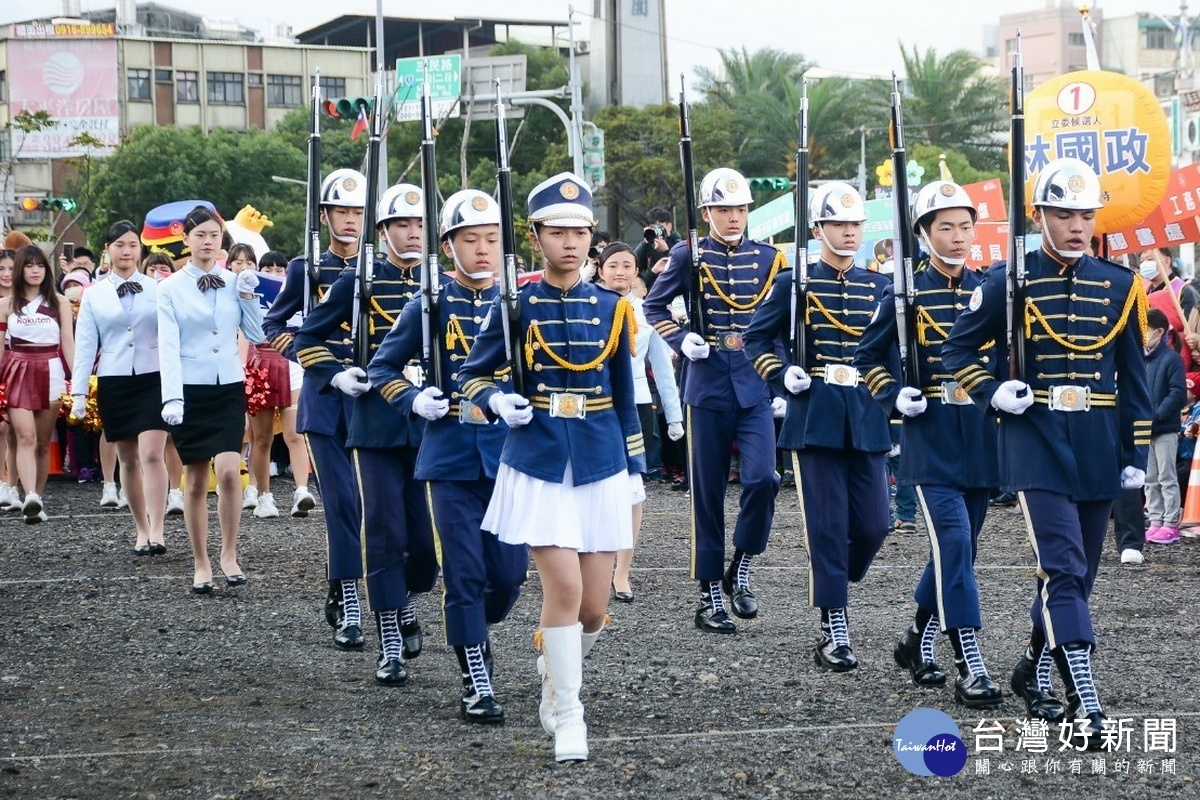 「桃園市109年元旦升旗暨全民健走活動」中，新興高中儀隊護送國旗進場。