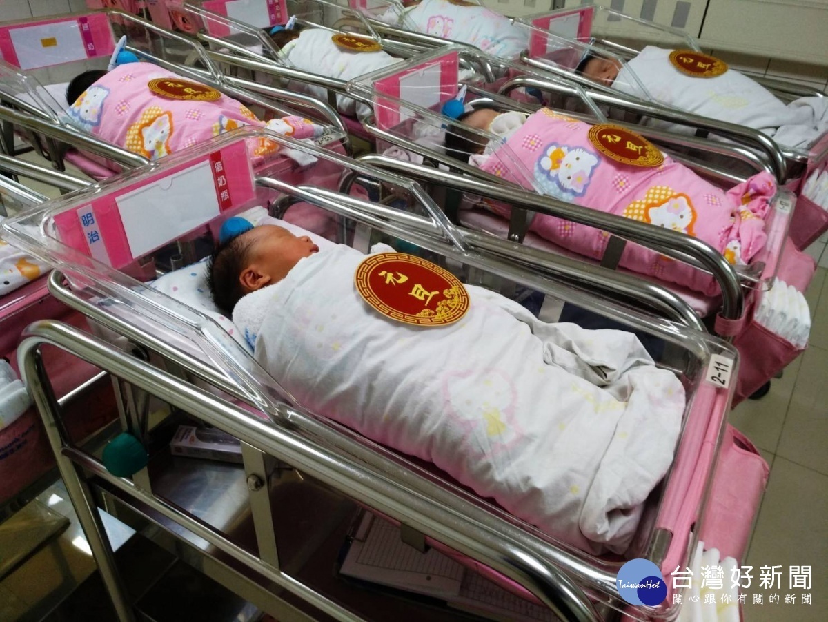 宏其婦幼醫院，於民國109年元旦當日截至中午12時已誕生5位元旦寶寶，其中男寶寶3位、女寶寶2位。