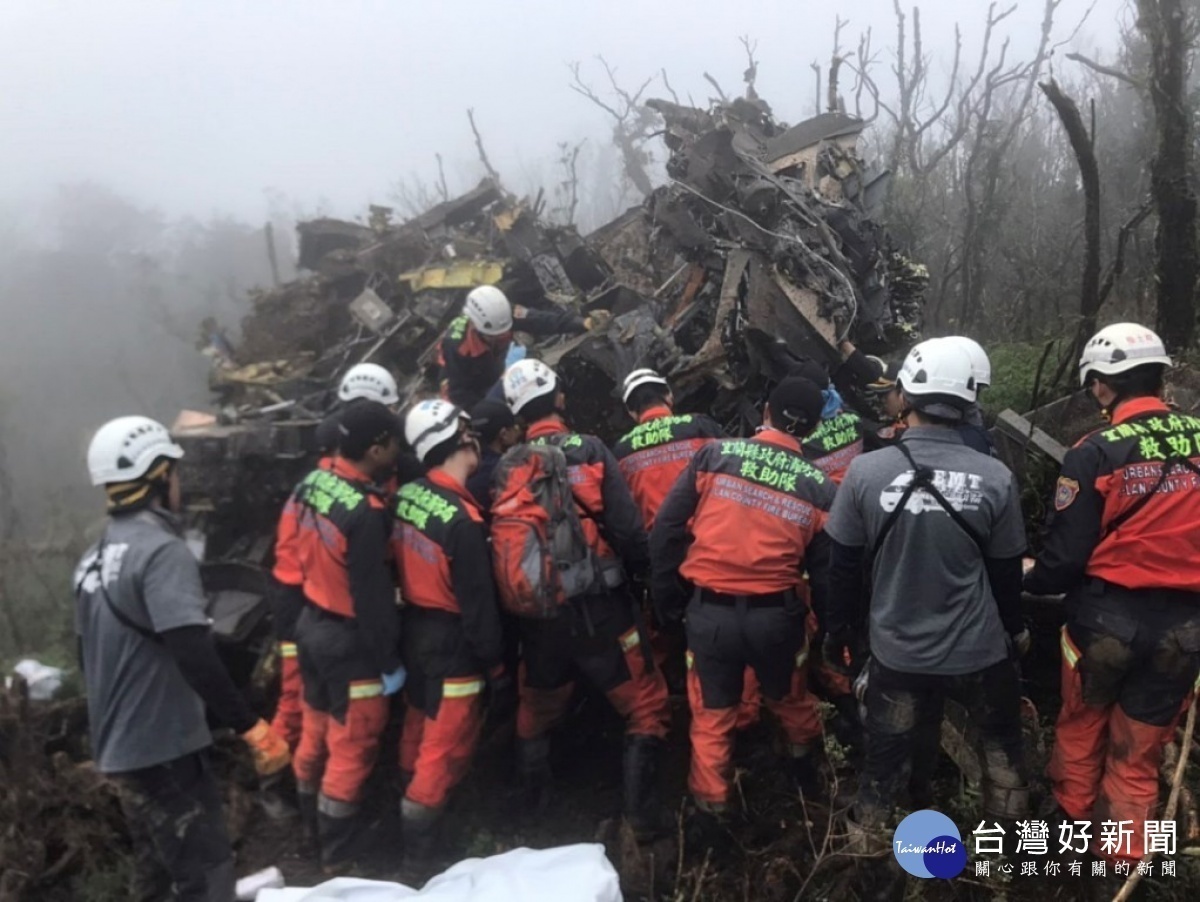 一架載運包括國軍參謀總長沈一鳴上將在內13人的UH-60M黑鷹直升機，在上午8時許傳出迫降新北烏來山區的重大意外。空軍證實我國國軍參謀總長沈一鳴上將、直升機正駕駛葉建儀中校、副駕駛劉鎮富上尉….等8人殉職，軍聞社新聞官陳映竹、後次室次長黃佑民中將…等5人生還。（圖／宜蘭縣府消防局提供）