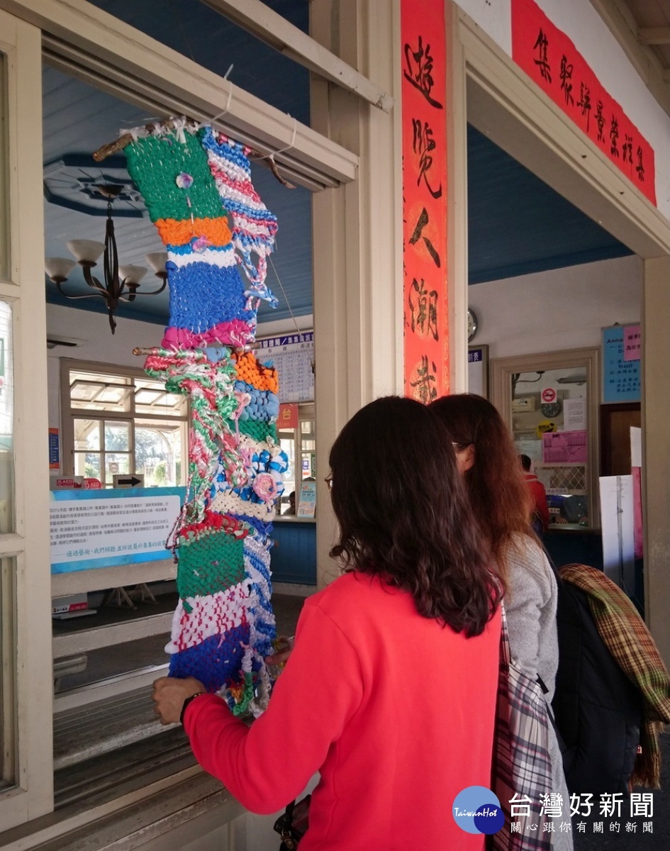 遊客分享學生利用多種手編、織布等編法的作品。（記者吳素珍攝）