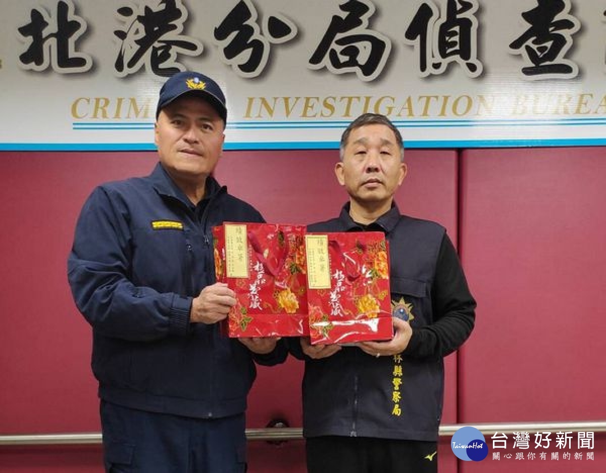 北港警方連續查獲多起毒品案，亦破獲多處地下簽賭站，有效為轄區治安把關，分局長王立德頒發破案茶感謝員警優異表現，期勉全力維護選前治安平穩。