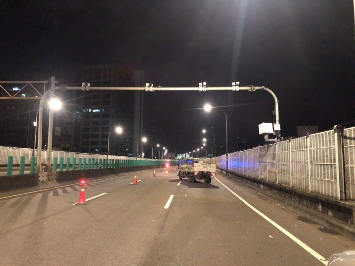 從現在起,連接於台北市木柵地區、市區的辛亥隧道,與市區內的市民大道高架段導入科技執法,因此用路人如行經上述路段,請遵守行車速限、勿隨意跨雙白線換車道,以免罰單找上門。(圖/台北市警局交警大隊)