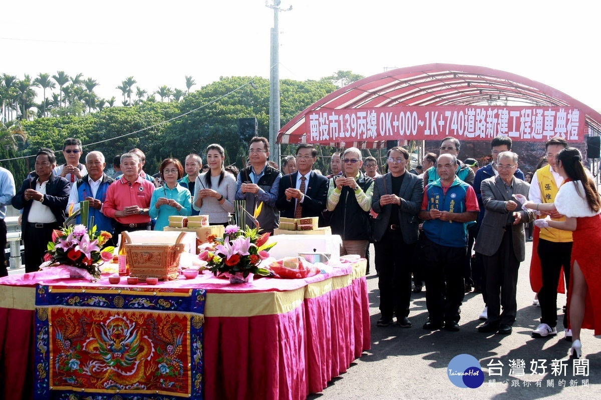 許淑華、林明溱與佳賓共同上香祈祝139丙為地方帶來繁榮。（記者扶小萍攝）