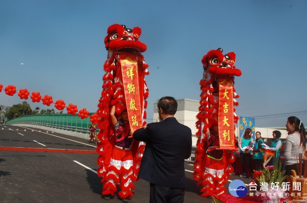 戰鼓獅隊來揭幕。（記者扶小萍攝）