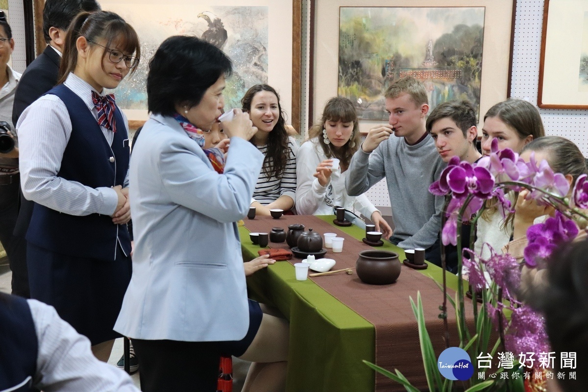 觀光科學生以茶席接待遠道客人，品嘗台灣烏龍茶的甘甜。
