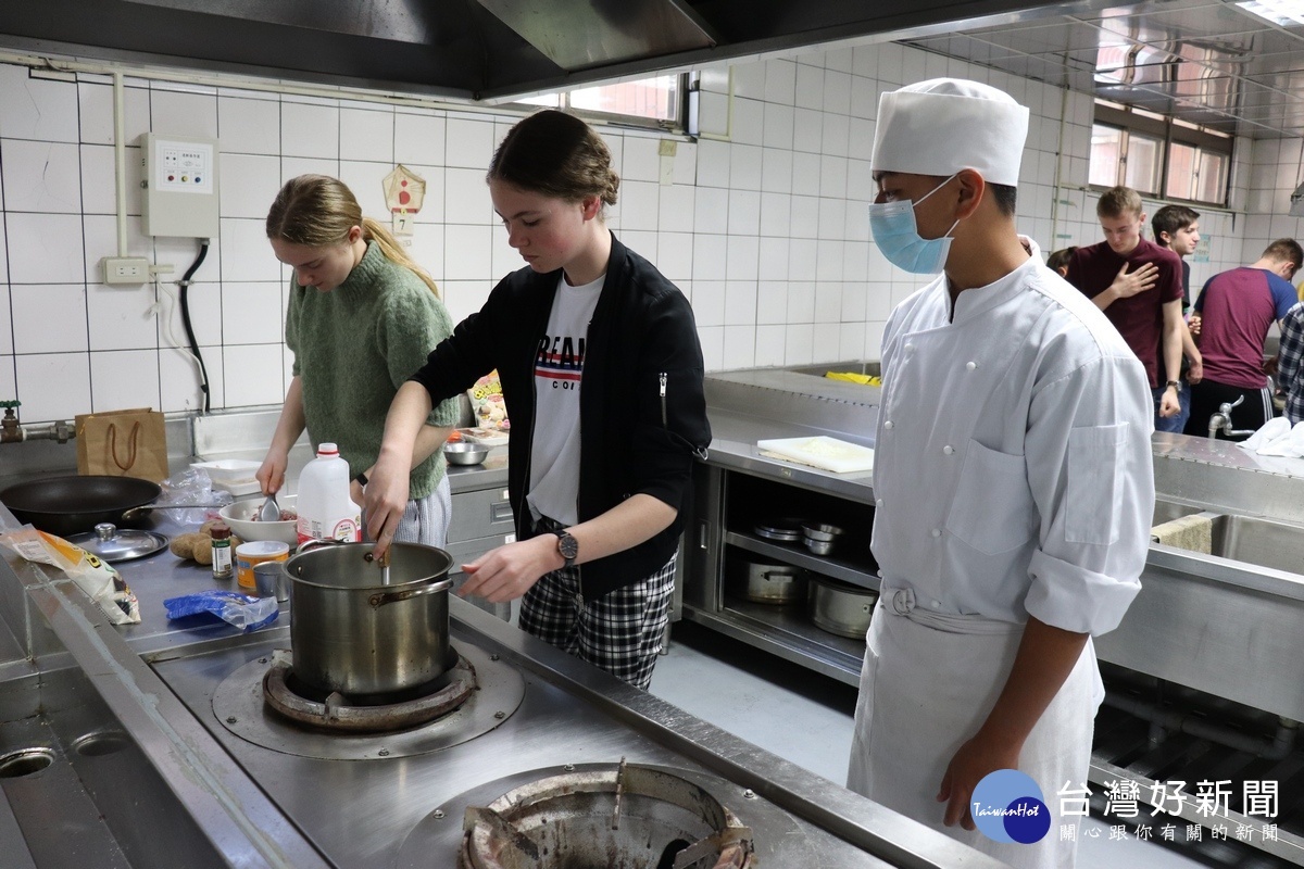 各國學生在餐飲科的異國料理美食交流。
