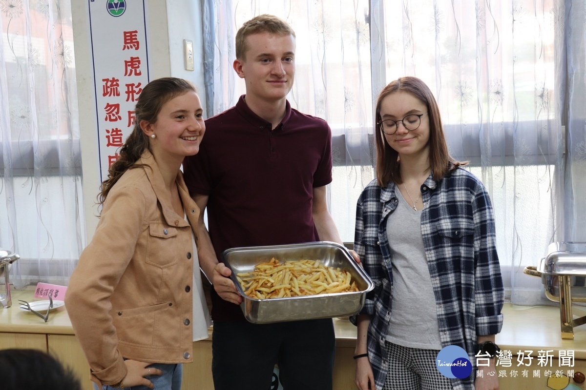 比利時學生展示烤「威化餅」。