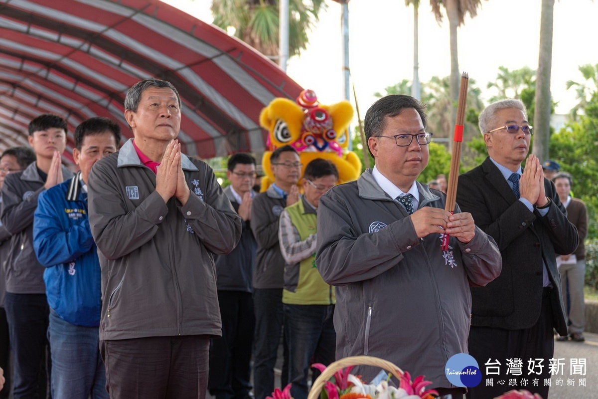 桃園市長鄭文燦於「觀音國民運動中心統包新建工程」開工動土典禮中香祝禱工程順利平安。