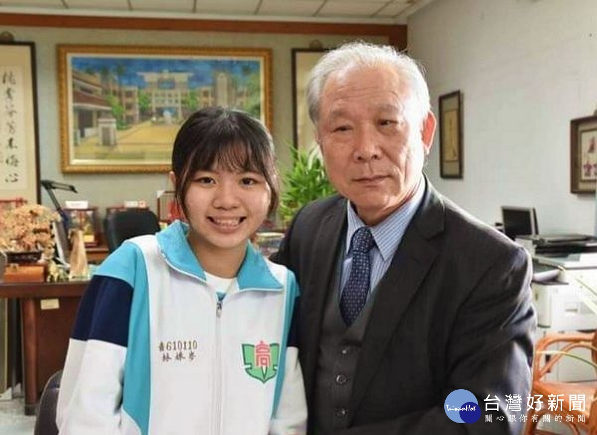 北港高中林姝岑同學不畏生長環境的艱困,以「希望入學」順利錄取第一志願台大財金系,校友陳竹勝董事長及家長會長蘇紋亨致贈筆記型電腦與獎學金,鼓勵繼續朝夢想前進。