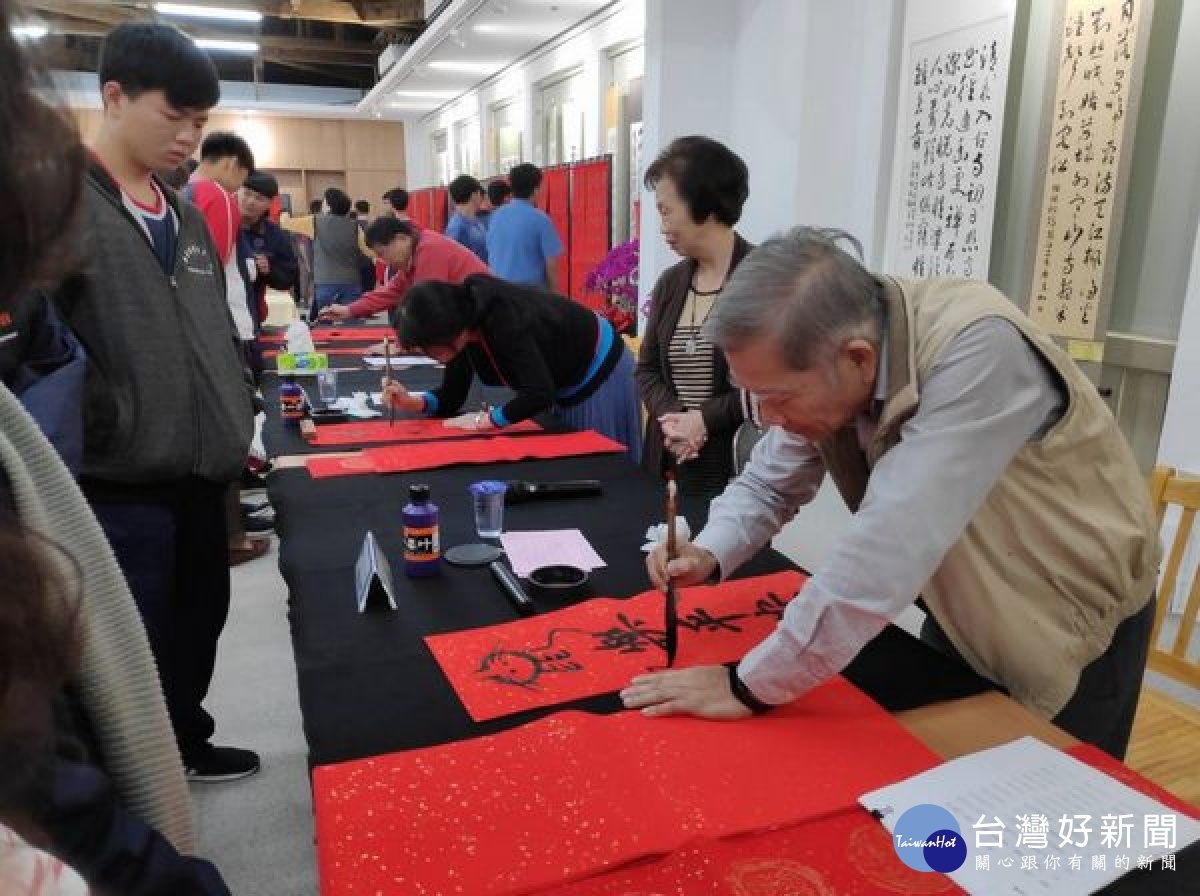 北港農工邀請前校長王金樑等書法名家蒞臨揮毫,涵養藝文氣息,師生更將深深祝福的春聯、年畫帶回分享,歡喜迎接鼠年到來。