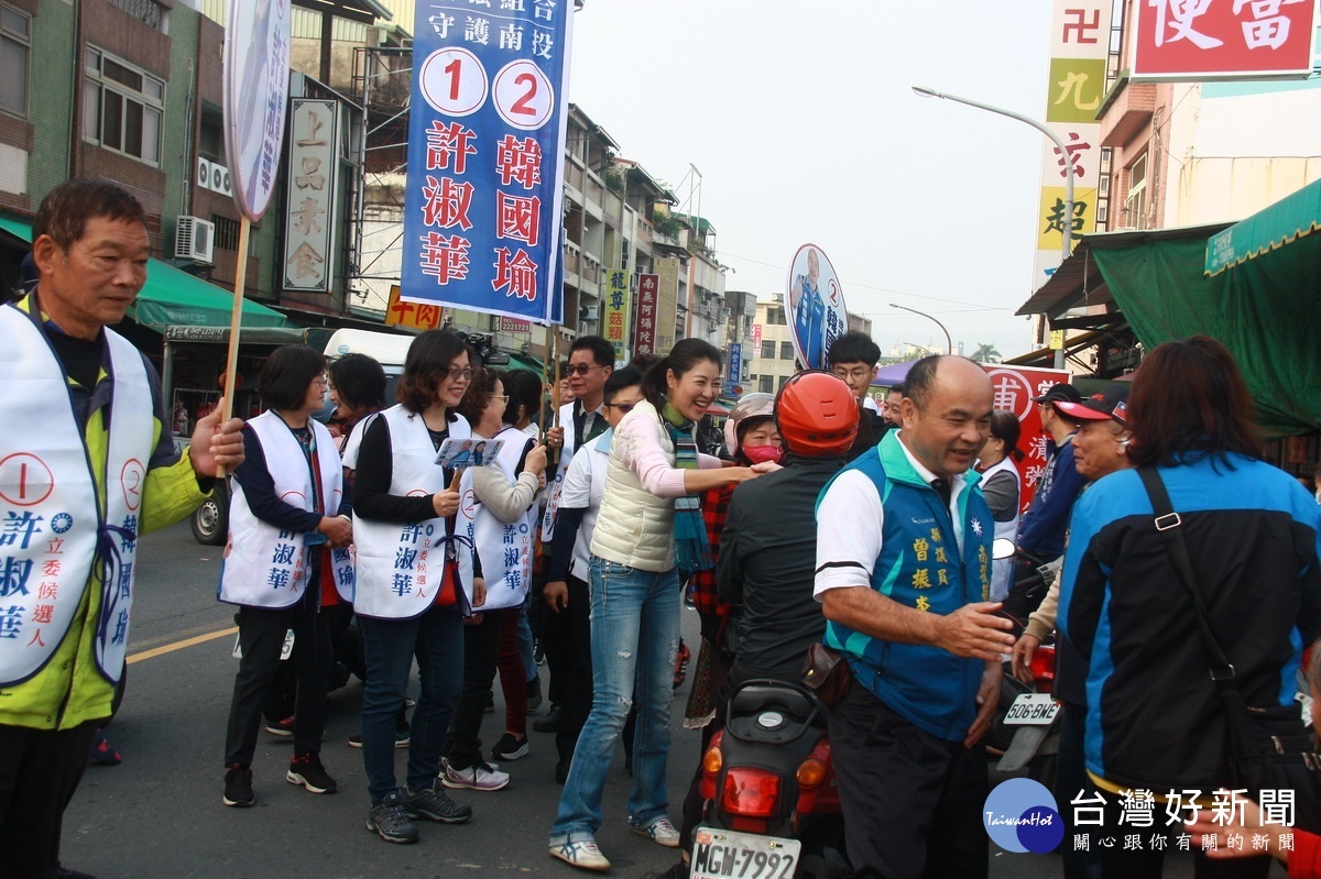 議員及競選團隊共同掃街。（記者扶小萍攝）