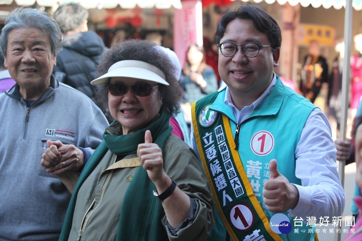 立法委員候選人黃世杰，邀請總統府秘書長陳菊前來楊梅市場掃街，與鄉親見面，懇託支持。