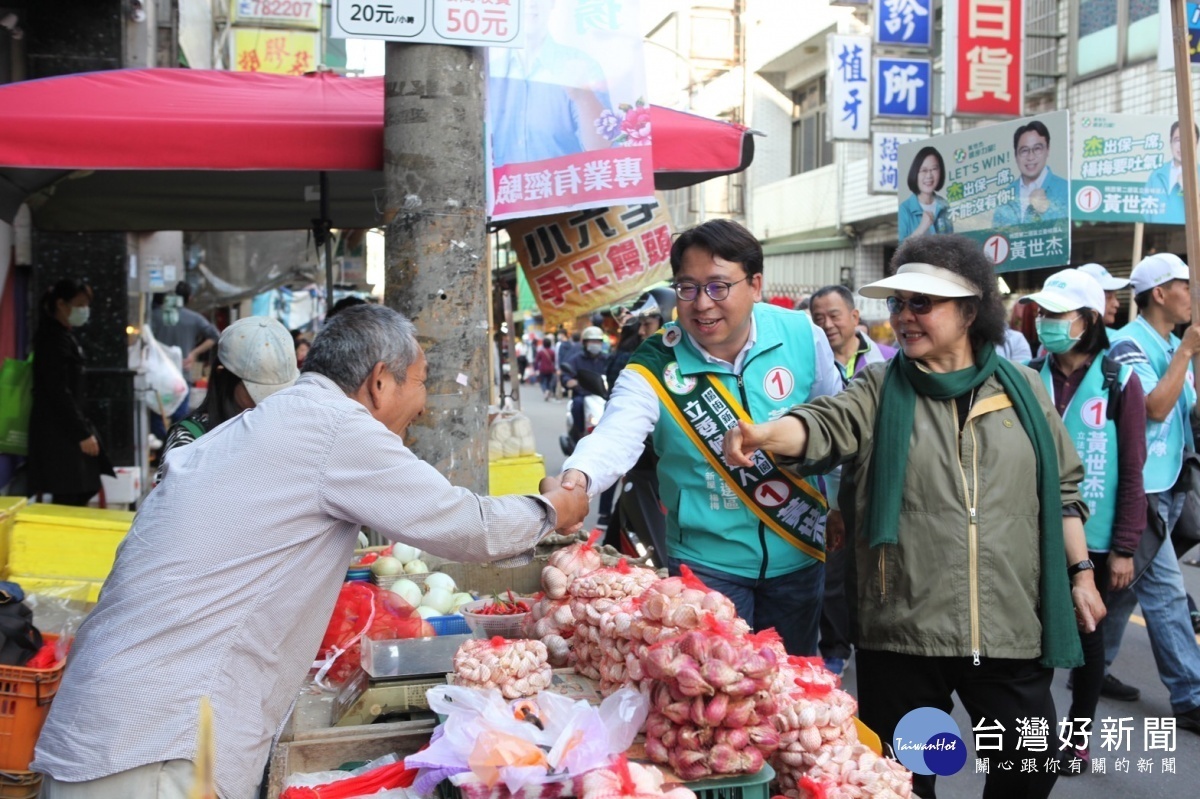 立法委員候選人黃世杰,邀請總統府秘書長陳菊前來楊梅市場掃街,與鄉親見面,懇託支持。