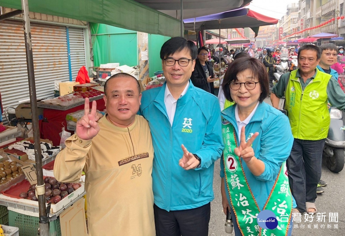 行政院副院長陳其邁陪同立委蘇治芬於虎尾菜市場徒步拜票，民眾加油及凍蒜聲不斷，大聲喊出「我雲林我驕傲」。