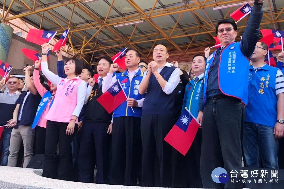國民黨總統候選人韓國瑜參加「榮耀翻轉團結大會」，與國民黨提名的6位立委候選人合體，呼籲全力支持下架民進黨。